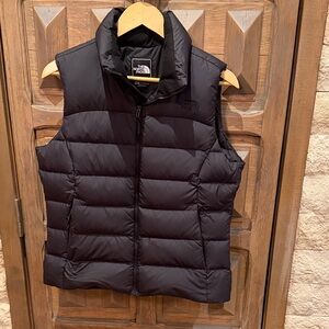 Womens North Face 700 Black Puffer Vest, size M, like new
